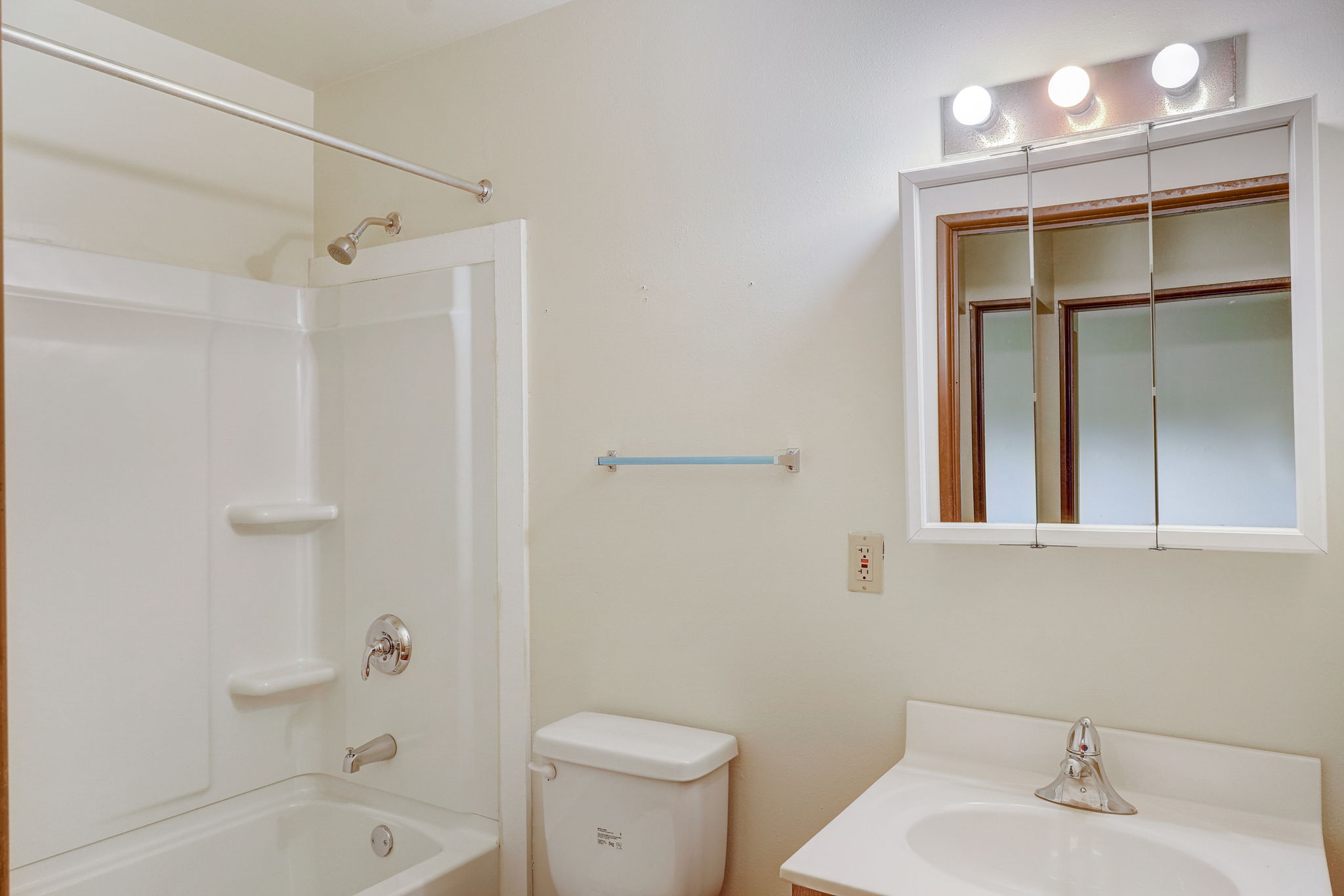 30120-web-or-mls-S 64th St 67526-020.jpg